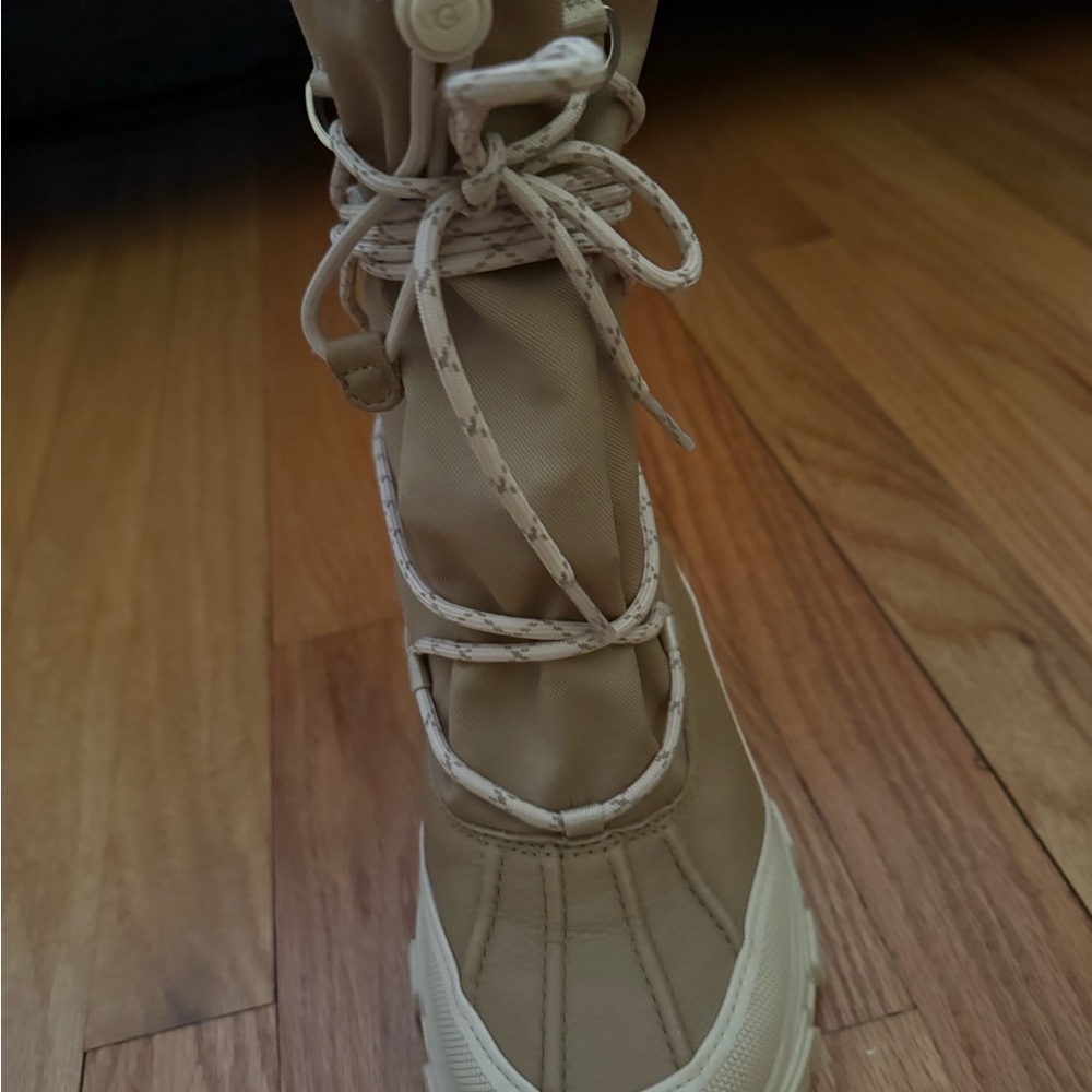 UGG Women's MetroPeak Boot - Like New - Picture 3 of 5